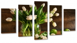 biae tulipany, kwiaty, bukiet, wazon, salon, jabko, patki, licie, lato, natura, pikno